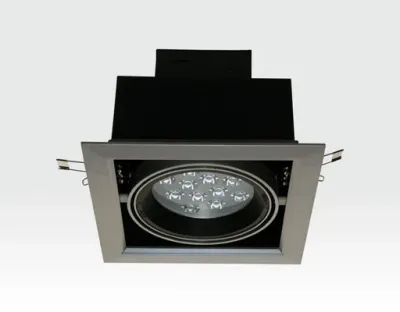 12W LED Einbau Spotleuchte silber quadratisch Warm Weiß / 2700-3200K 780lm 230VAC IP40 120Grad -Ausstellungsstück mit kleinen Schönheitsfehler
